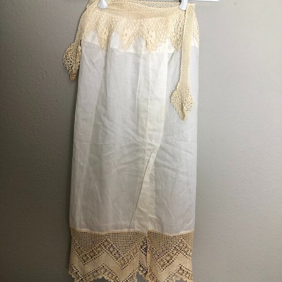 Gorgeous Handcrafted Linen & Crocheted Lace Apron - Picture 2 of 9